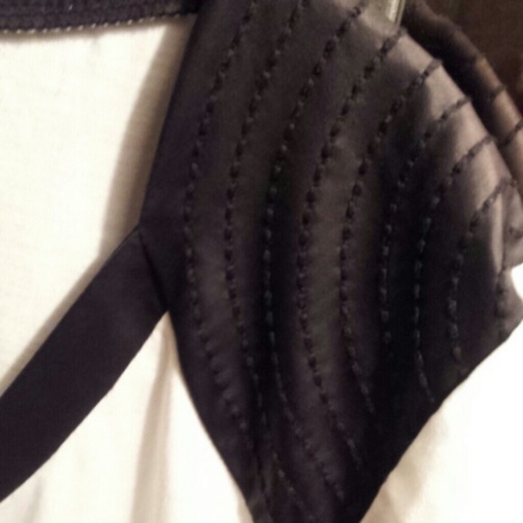 🌟 Sale! Super cute Black and white top - Picture 2 of 3